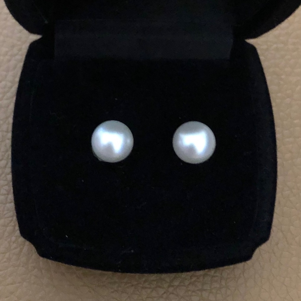 Akoya pearl earrings in 18K white gold